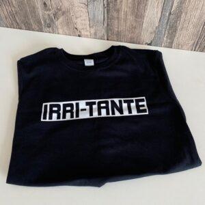 Zwart t-shirt bedrukt met de tekst: Irritante.