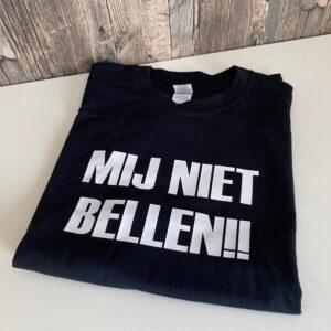 Zwart t-shirt bedrukt met de tekst: Mij niet bellen!!
