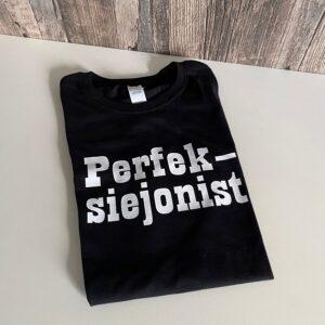 Zwart t-shirt bedrukt met de tekst: Perfeksiejonist