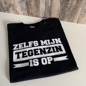 Zwart t-shirt bedrukt met de tekst: Zelfs mijn tegenzin is op