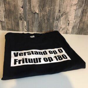 Zwart t-shirt bedrukt met de tekst: Verstand op 0, frituur op 180 met kader
