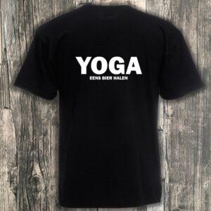 Zwart t-shirt bedrukt met de tekst: YOGA eens bier halen.