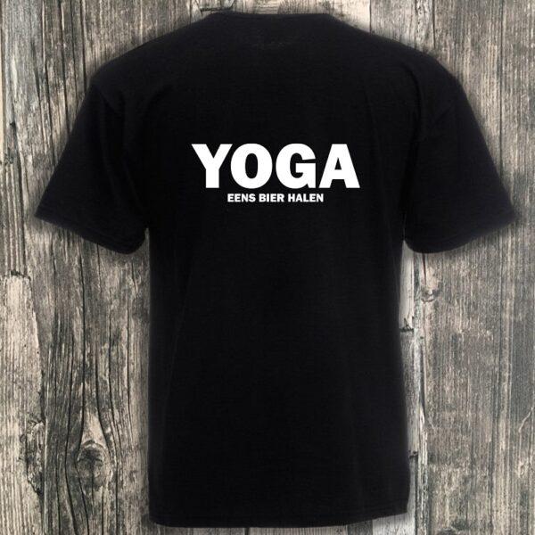 Zwart t-shirt bedrukt met de tekst: YOGA eens bier halen.