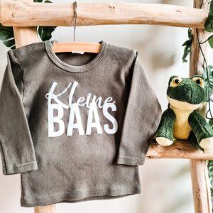 Leger groen shirt bedrukt met de tekst: Kleine baas.