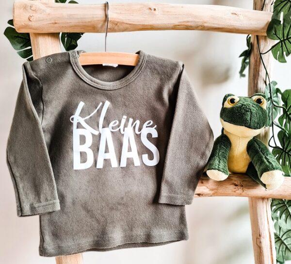 Leger groen shirt bedrukt met de tekst: Kleine baas.