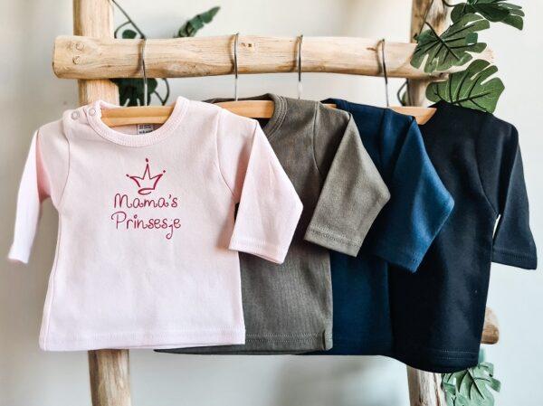 Shirt in 4 kleuren bedrukt met de tekst: Mama's prinsesje