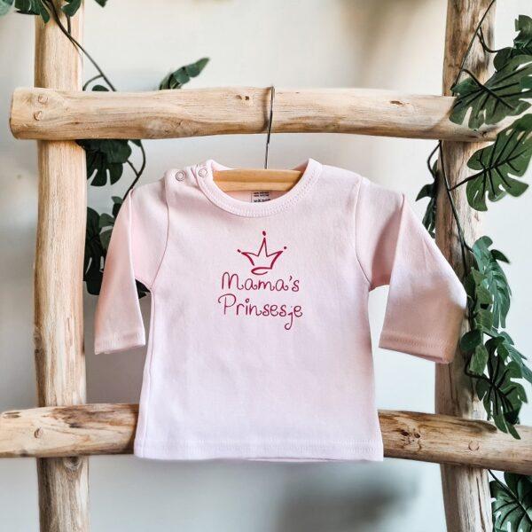 Roze shirt bedrukt met de tekst: Mama's prinsesje/prinsje