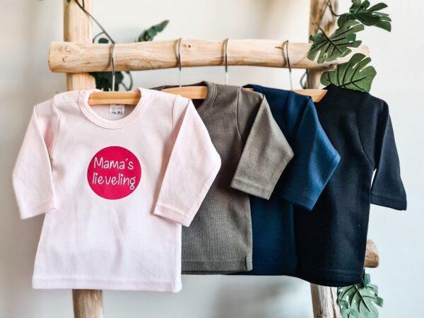 Shirt in 4 kleuren bedrukt met de tekst: Mama's lieveling