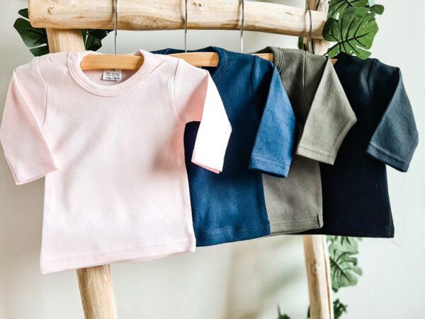 4 verschillende kleuren, onbedrukte shirts voor kinderen.