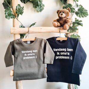 Shirt in 2 kleuren bedrukt met de tekst: vandaag ben ik oma's probleem.