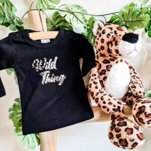 Zwart shirt bedrukt met de tekst: Wild Thing