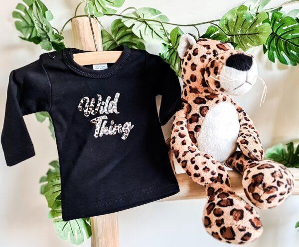 Zwart shirt bedrukt met de tekst: Wild Thing