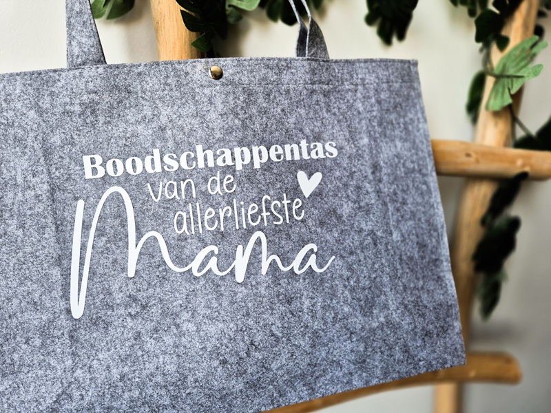 Grijze vilten tas bedrukt met de tekst: Boodschappentas van de allerliefste mama.