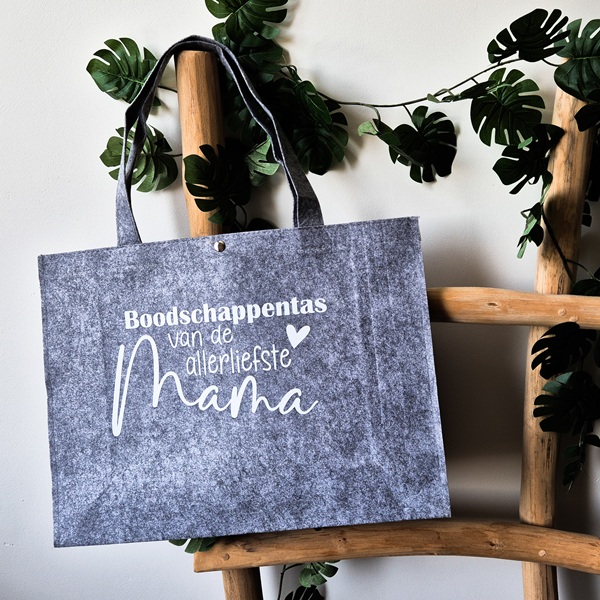 Grijze vilten tas bedrukt met de tekst: Boodschappentas van de allerliefste mama.