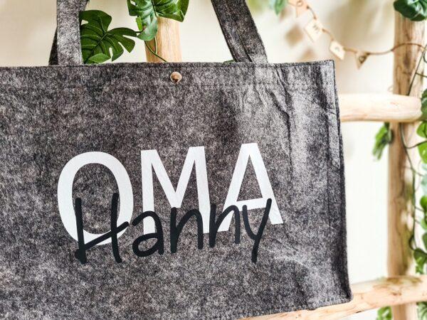 Grijze vilten tas bedrukt met oma en haar naam