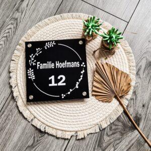 Zwart huisnummerbordje van 20 x 20 cm met cirkel met namen en huisnummer