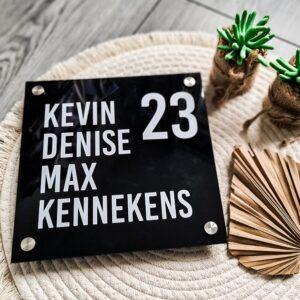 Zwart huisnummerbordje van 20 x 20 cm met naam en huisnummer