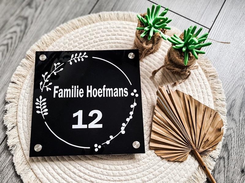 Zwart huisnummerbordje van 20 x 20 cm met naam en huisnummer