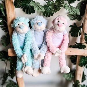 Knuffelaap in roze, blauw en mint met t-shirt. Het t-shirt kan bedrukt worden met naam en dienen als eerste knuffel.