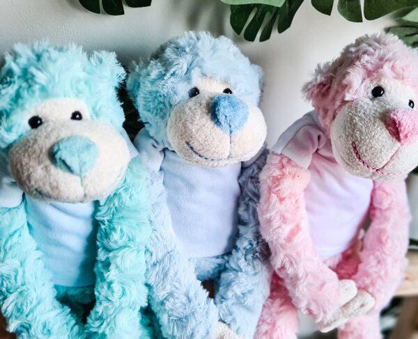 Knuffelaap in roze, blauw en mint met een onbedrukt t-shirt.