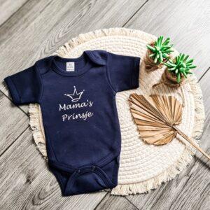 Donker blauwe romper bedrukt met de tekst: Mama's prinsje / prinsesje