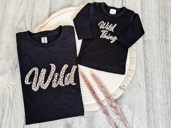 Zwarte t-shirt voor volwassen en kinderen bedrukt met de tekst: Wild