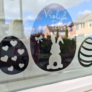 Zwarte raamsticker met paaseieren en tekst: Vrolijk Pasen, speciaal voor Pasen