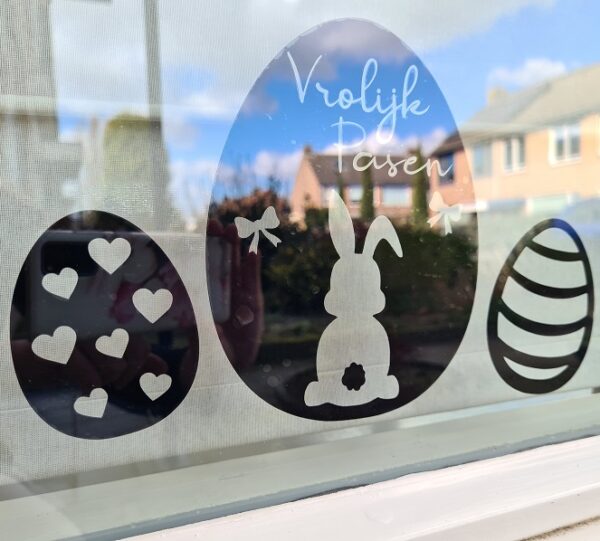 Zwarte raamsticker met paaseieren en tekst: Vrolijk Pasen, speciaal voor Pasen