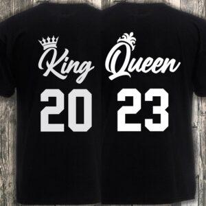Zwarte heren en dames t-shirts bedrukt met King en Queen 2023 voor Koningsdag