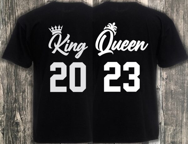 Zwarte heren en dames t-shirts bedrukt met King en Queen 2023 voor Koningsdag