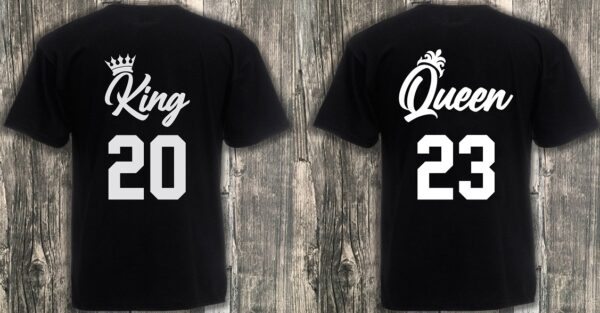 Zwarte heren en dames t-shirts bedrukt met King en Queen 2023 voor Koningsdag