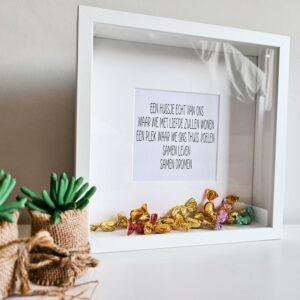 Houten witte fotolijst met de tekst over samenwonen. De lijst is gevuld met snoepjes.