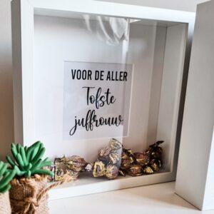 Houten witte fotolijst met de tekst: Voor de allertofste juffrouw en gevuld met toffees