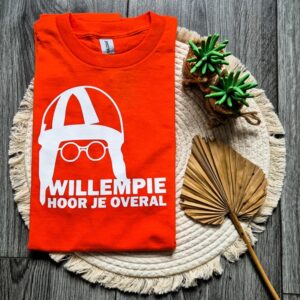 Grappig oranje t-shirt bedrukt met de tekst: Willempie hoor je overal. Het shirt is extra vrolijk dankzij de afgebeelde "koning" met zijn helm en bril op.