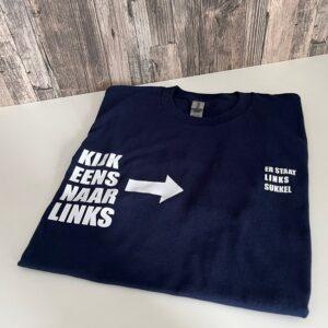 Donker blauw t-shirt bedrukt met grappige tekst: Kijk eens naar links en een pijl naar rechts. Op de andere borst is bedrukt: Er staat links sukkel.