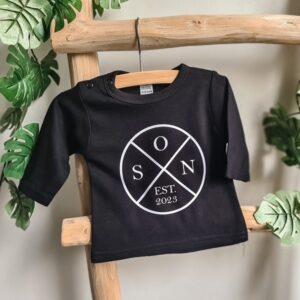 Zwart shirt bedrukt met tekst SON en het geboortejaar