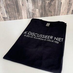 Zwart t-shirt bedrukt met grappige tekst: Ik discussieer niet, ik leg uit waarom ik gelijk heb.