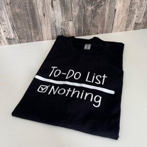 Zwart t-shirt bedrukt met tekst: To do list: Nothing.