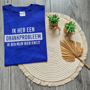 Blauw t-shirt bedrukt met de tekst: Ik heb een drankprobleem, ik ben mijn bier kwijt.