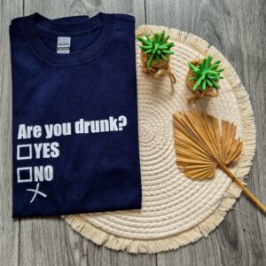 Donker blauw t-shirt bedrukt met de tekst: Are you drunk. Door het vinkje onder het vakje is te zien dat er wel degelijk gedronken is.