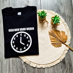 Zwart t-shirt bedrukt met een klok met vieren en daarboven een tekst: Geen bier voor vieren.