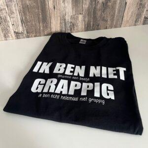 Zwart t-shirt bedrukt met tekst: ik ben niet grappig.