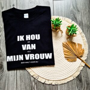Zwart heren t-shirt bedrukt met de tekst: Ik jou er van als mijn vrouw bier voor mij haalt.