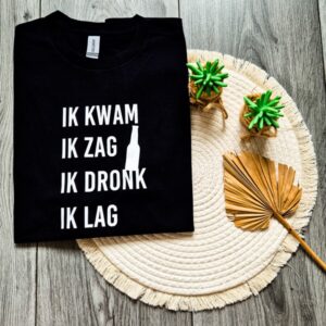 Zwart heren t-shirt bedrukt met de tekst Ik kwam, ik zag, ik dronk, ik lag. Een bierfles bedrukt om het t-shirt leuk af te werken.