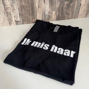 Zwart t-shirt bedrukt met tekst: Ik mis haar.