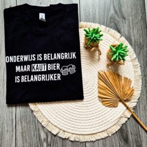 Zwart heren t-shirt bedrukt met de tekst: Onderwijs is belangrijk, maar kaut bier is belangrijker. T-shirt met grappig taalfout.