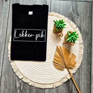Zwart dames t-shirt bedrukt met de tekst Lekker pik