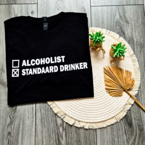 Zwart t-shirt bedrukt met de tekst Alcoholist en Standaard drinker. Het vinkje staat bij Standaard drinker.