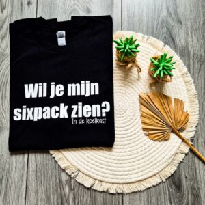 Zwart heren t-shirt bedrukt met de grappige tekst: Wil je mijn sixpack zien? (in de koelkast)