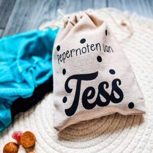 Beige pepernotenzakje gemaakt van linnen. Het zakje heeft een afmeting van 15x20 cm en is bedrukt met de tekst: Pepernootjes van (naam)